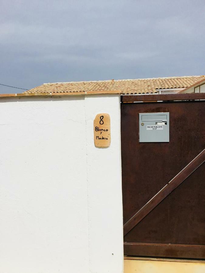 Gite Blanco Y Madera Narbona Esterno foto