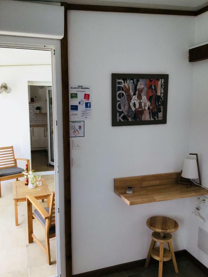 Gite Blanco Y Madera Narbona Esterno foto